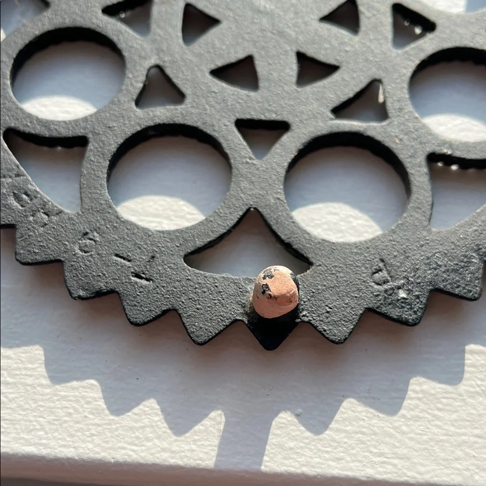 VINTAGE 1948 JZH trivet T-9 HEX Black Cast Iron Trivet